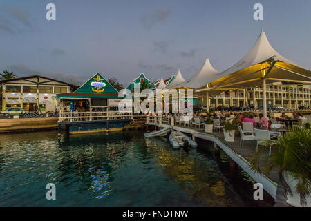 La magnifique capitale de Kralendijk Bonaire avec ses maisons colorées et vue sur la mer. Banque D'Images