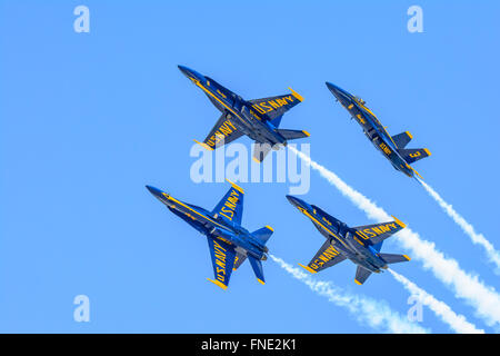 Les Anges bleus d'effectuer des manœuvres de voltige avancée à un spectacle aérien local Banque D'Images
