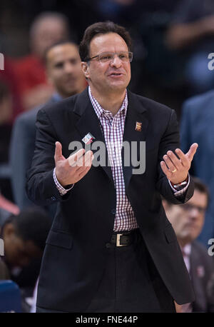 Indianapolis, IN. USA. Mar 11, 2016. L'entraîneur-chef de l'Indiana Hoosiers Tom Crean questions un appel dans la seconde moitié lors de la finale de la Big Ten Conference tournoi de basket-ball de Mens entre l'Indiana et du Michigan à la vie du banquier Fieldhouse à Indianapolis, en Indiana, Michigan.72 69.Mark Davis/Cal Sport Media/Alamy Live News Banque D'Images