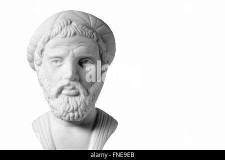 Pythagore était un important philosophe grec, mathématicien, géomètre et théoricien de la musique. Buste en marbre blanc de bac blanc sur lui Banque D'Images
