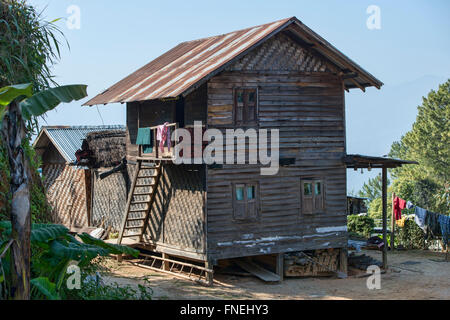 Maison en bois traditionnel sur la crête dans l'État de Chin, Mindat, Myanmar Banque D'Images