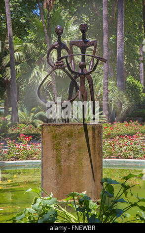 Cordoue, Espagne, 2015 : la fontaine 'Aggressive Agricultor, Agricultura, y Progreso' Jose Carrilero (1964) dans la région de Jardines de la Agricultura. Banque D'Images