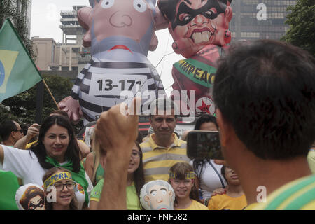 Sao Paulo, SP, BRÉSIL. Mar 13, 2016. Un des manifestants massof prendre l'Avenue Paulista, au centre-ville de Sao Paulo. Bleu, jaune et vert, les couleurs du drapeau national brésilien a pris complètement la rue de Sao Paulo, une des plus importantes et développé des affaires et la région. Cependant, la foule immense, les maillots jaune et le football samba carnival musique joué le long de la protestation, c'est en fait, sans pertinence. Ainsi, la Présidente Dilma Roussef est sur le point de candidat l'ancien président Luiz Ignacio Lula Da Silva (Lula) en tant que ministre de son gouvernement. Les manifestants vise sur le plus grand parti politique PT et ces Banque D'Images