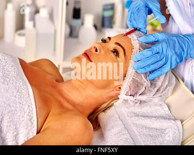 Femme d'âge moyen en spa salon de beauté. Banque D'Images