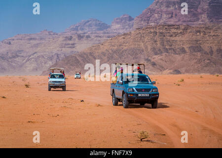 Une caravane touristique dans le désert de Wadi Rum, Royaume hachémite de Jordanie, Moyen-orient. Banque D'Images