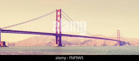 Vieux film stylisé rétro Golden Gate Bridge à San Francisco, USA. Banque D'Images