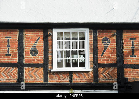 Date de 1691 dans le mur de brique de l'hôtel White Hart, Dorchester on Thames, Oxfordshire, Angleterre Banque D'Images