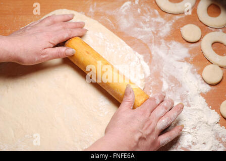 Le pâtissier prépare les beignets de pâte, vue d'en haut Banque D'Images