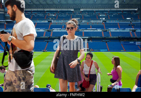 Les touristes, à Santiago Bernabeu Stadium. Madrid. L'Espagne. Banque D'Images