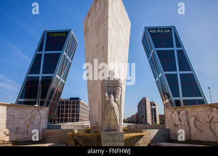 Des tours Kio et Calvo Sotelo monument situé sur la Plaza de Castilla. Madrid, Espagne. Banque D'Images