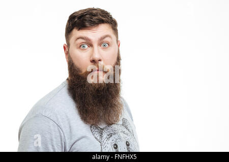 Portrait de l'homme séduisant étonné avec beard sur fond blanc Banque D'Images