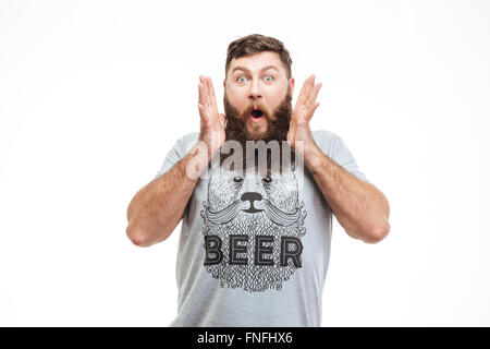Surpris beau barbu avec bouche ouverte sur fond blanc Banque D'Images