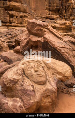 Pétroglyphes dans la roche dans le désert de Wadi Rum du sud du Royaume hachémite de Jordanie, Moyen-Orient. Banque D'Images