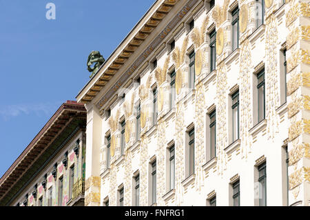 Feuilles de palmier doré stylisé, plumes de paon, accouplées par des médaillons d'or (Kolo Moser) sur la façade de l 'Jugendstil Banque D'Images