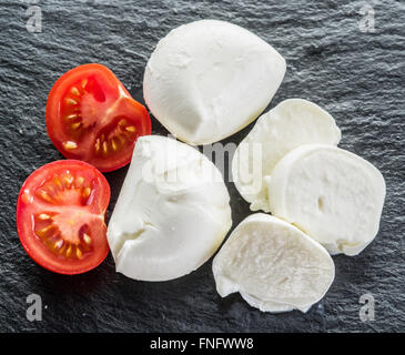 La mozzarella et les tomates. Fond gris foncé. Banque D'Images