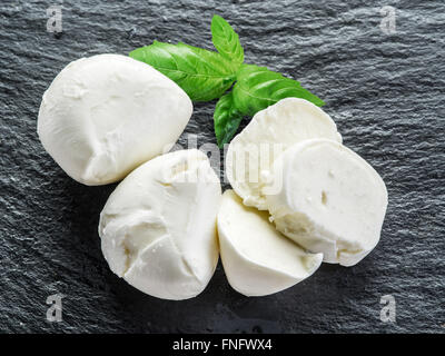La mozzarella et les tomates. Fond gris foncé. Banque D'Images