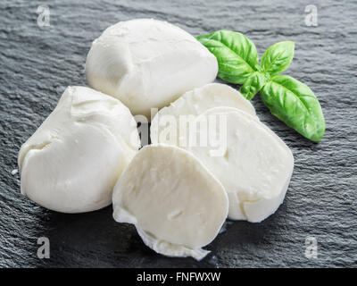 La mozzarella et les tomates. Fond gris foncé. Banque D'Images