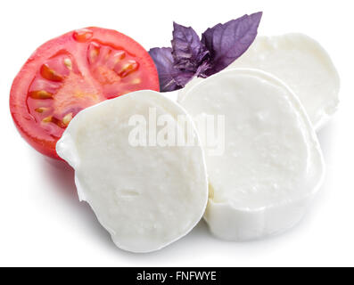 La mozzarella et les tomates. Arrière-plan blanc. Banque D'Images
