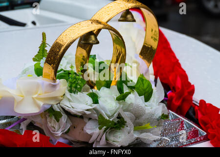 Les anneaux de mariage sur la voiture Banque D'Images