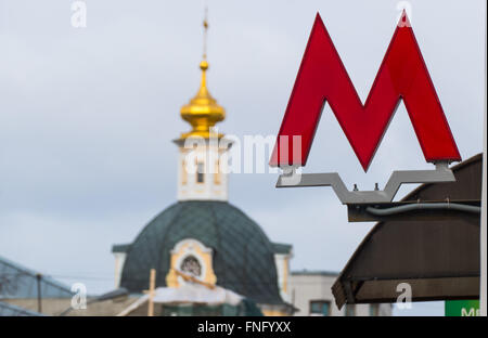 Le symbole M - Tube sur le fond de l'église Banque D'Images