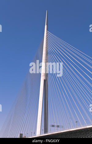 Pont de pylônes à Belgrade plus de ciel bleu Banque D'Images