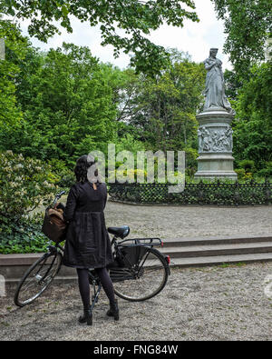Femme sur Location à la Reine à Louis Monument à Tiergarten parc public en été, Berlin Banque D'Images