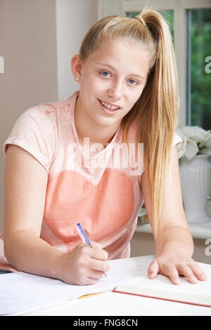 Portrait of Girl Doing Homework At Desk Banque D'Images