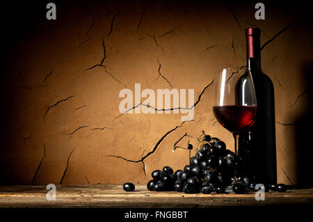 Vin de raisin mûr et près de mur d'argile en cave Banque D'Images