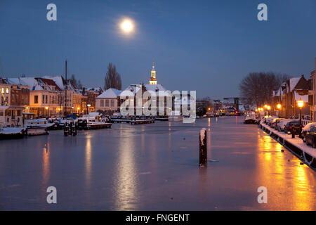 Dans le port de la lune dans la ville de Leiden en hiver Banque D'Images