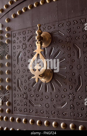 Metal doorknocker sur porte en bois, Marrakech, Maroc Banque D'Images