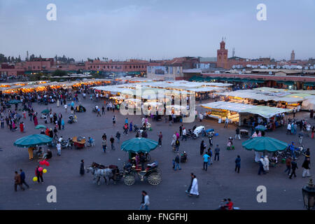 Une vue sur la célèbre place Djemaa El Fna en début de soirée, la lumière ; Maroc Marrakech Banque D'Images