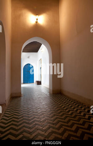 Couloir avec sol en mosaïque sur le Palais de la Bahia, Marrakech, Maroc Banque D'Images