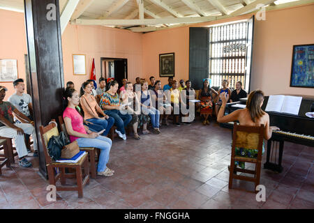 Santiago de Cuba, Cuba - 13 janvier 2016 : personnes chantant sur un choral à Santiago de Cuba, Cuba Banque D'Images