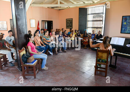 Santiago de Cuba, Cuba - 13 janvier 2016 : personnes chantant sur un choral à Santiago de Cuba, Cuba Banque D'Images