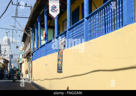 Santiago de Cuba, Cuba - 13 janvier 2016 : les personnes marchant devant le musée du carnaval à Santiago de Cuba, Cuba Banque D'Images