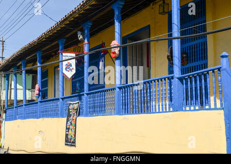 Santiago de Cuba, Cuba - 13 janvier 2016 : les personnes marchant devant le musée du carnaval à Santiago de Cuba, Cuba Banque D'Images