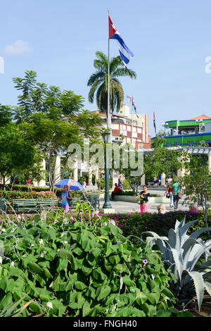 Santiago de Cuba, Cuba - 13 janvier 2016 : les gens marcher sur Marte square à Santiago de Cuba, Cuba Banque D'Images