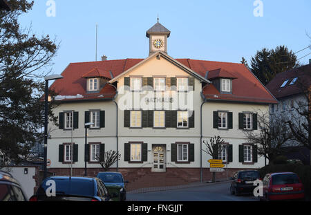 Fichier - Un fichier photo en date du 09 mars 2016 montre l'hôtel de ville à Engelsbrand, Allemagne. La ville a suscité une tempête d'indignation en présentant une médaille d'honneur de l'ancien SS Unterscharfuehrer Kusterer, qui a été condamné par contumace pour crimes de guerre en Italie. Entre le 29 septembre et le 1 octobre 1944, plus de 800 civils dans le village de Marzabotto, au sud de Bologne, ont été brutalement tués par des unités de la SS et l'armée allemande, en représailles pour les attaques de partisans. PHOTO : ULI DECK/DPA Banque D'Images