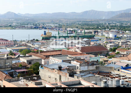 Santiago de Cuba, Cuba - 13 janvier 2016 : vue sur le port de Santiago de Cuba, Cuba Banque D'Images