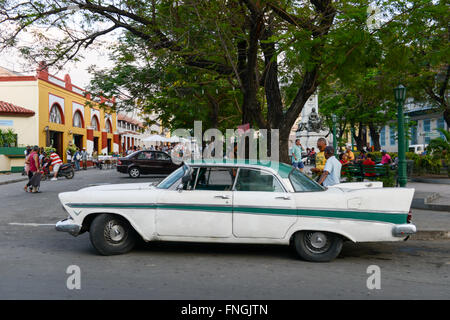 Santiago de Cuba, Cuba - 13 janvier 2016 : les personnes qui conduisent une voiture d'époque à Santiago de Cuba, Cuba Banque D'Images