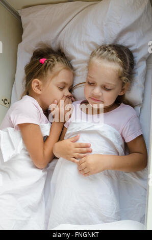 Deux petites filles soeur dormir sur un lit de camp dans un train Banque D'Images