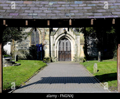 Chemin menant jusqu'à l'entrée de l'église St Collens Llangollen au Pays de Galles Banque D'Images