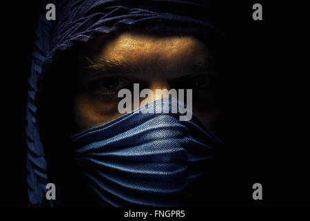 Portrait d'un homme portant un tissu bleu, détails d'un regard. Banque D'Images