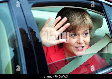 Edinburgh, Ecosse, Royaume-Uni, 6 mai 2015. Premier Ministre de l'Ecosse Nicola Sturgeon les vagues de sa voiture officielle au cours de Banque D'Images