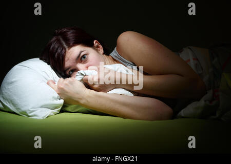 Jeune femme au lit avec les yeux ouverts souffrant d'insomnie. Concept et problèmes de sommeil cauchemar Banque D'Images