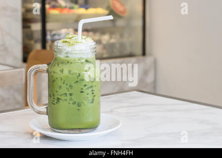 Thé vert glace avec du lait Banque D'Images