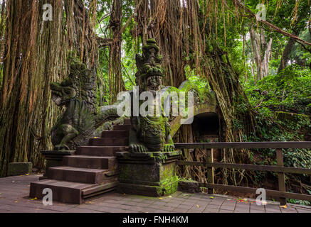 Pont du Dragon Sacré sanctuaire de Monkey Forest, Ubud, Bali, Indonésie Banque D'Images