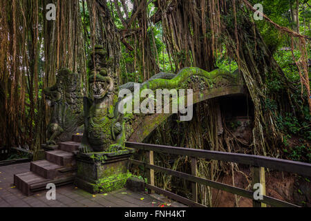 Pont du Dragon Sacré sanctuaire de Monkey Forest, Ubud, Bali, Indonésie Banque D'Images