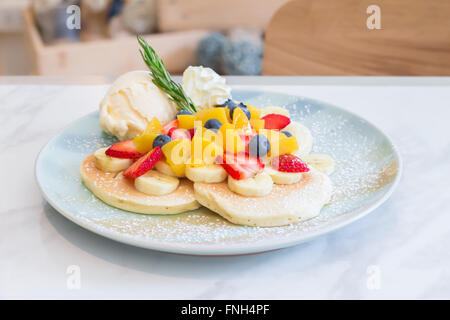 Pancakes servis avec fruits et crème glacée Banque D'Images