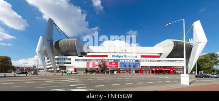 EINDHOVEN, Pays-Bas - le 26 août 2015 : de l'extérieur du stade de football de Philips, home à PSV Football Club, fondé sur d'août Banque D'Images